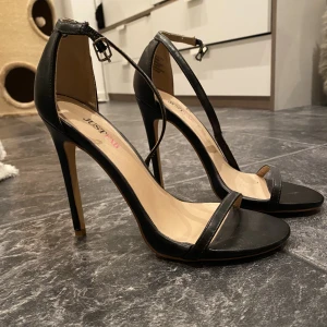 Klackar st 38 - 11 cm klackar aldrig använda. Bra skick och storleken stämmer fint. 