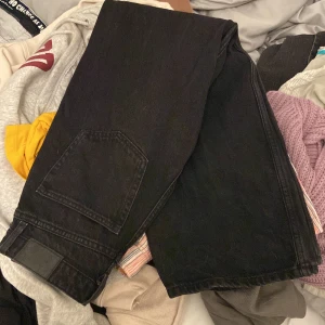 Baggy jeans - Hej. Säljer dessa baggy jeans från monki eftersom dom var för små för mig. Köpte dom för väldigt länge sedan. Aldrig använda. 💞