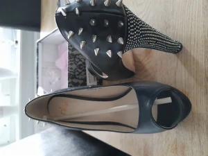 Nelly klackar - Nya oanvända klackar från Nelly.com  Svart med mocka och nitar  Storlek 39