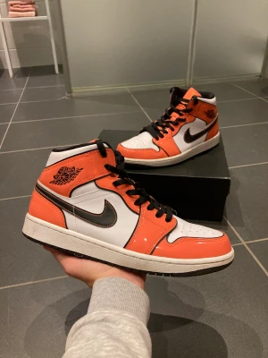 Jordan 1 mid ”turf orange” - Storlek 43, original box medföljer, skick: 9/10, nya kostar 3000 på merchsweden 