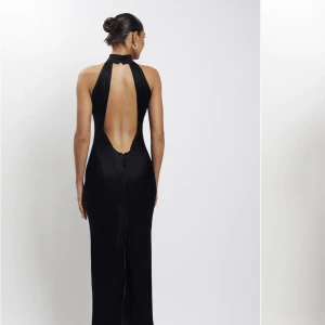 Klänning från meshki! - Köpte två klänningar från meshki utan att veta att jag inte kan lämna tillbaka dem, tyvärr passade denna inte mig. Fin och unik som balklänning! Nypris är 1300 kr när man betalt frakt. Skriv privat för egna bilder💛💛