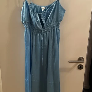 Super fin klänning i en korall blå färg  - Endast använd 1 kväll. Jätte fint fall och magisk korall blå färg