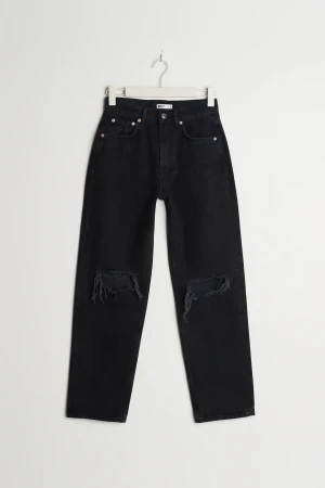 Gina tricot jeans - Säljer dessa jeans med hål i knäna då det är försmå för mig. Storlek 38. Använda ett fåtal gånger. Köpta för 500kr säljer för 100 +frakt💕💕