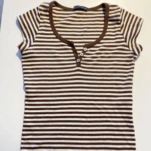 Randig topp - T-shirt från brandy melville som aldrig har kommit till användning, köparen står för frakten på 49kr🫶🏼