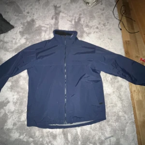 Everest jacka  - Den är i helt okej skick är dock gammal skulle säga 6/10. Men funkar bra o är bekväm. Kan ta post men helst mötas 