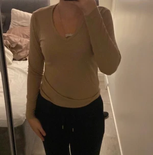 V ringad långärmad tröja - Säljer pga inte min stil. Nyskick