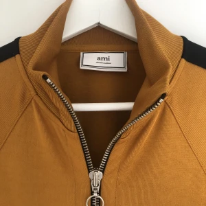 AMI Paris tröja M - Tröja från franska modehuset AMI Paris. Säljes pga att den tyvärr har blivit för liten för mig och därav inte används. Använd fåtal gånger, inga fläckar, nyskick!!!