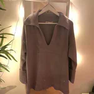 Zara tröja strl M - Jättefin tunt stickad tröja från zara. Köpt tidigare från plick men säljer den då den inte kommer till användning😊 