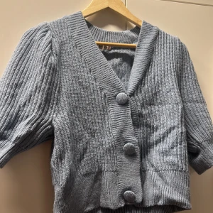 Jätte fin kardigan  - Kort blå kardigan 