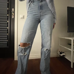 Zara Jeans - Snygga straight vida jeans med hål Storlek 36 men passar mig som är 38. Långa på mig som är 169 lång. 