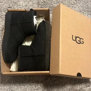 Ugg - Helt nya och fräscha uggs, Söljer dom då dom inte komemr till någon användning köptes för ca en månad sen, Ny pris för dessa är ca 1900kr