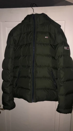 Tommy Hilfiger jacka storlek M - Tommy Hilfiger jacka använd fåtal gånger i nyskick, nypris 2000kr