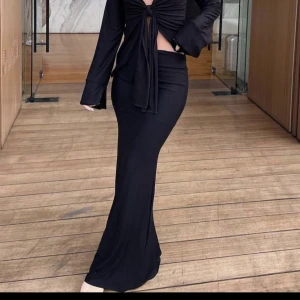 liatz - Super snygg lång svart kjol från liatz. Använd bara fåtal gånger! Köparen står för frakten, betalar via swish.  Storlek xs 