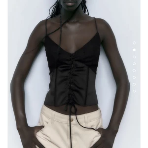 Korsettopp - Säljer denna superfina korsettopp från zara. Aldrig använd! Med prislappen kvar, ordinarie pris 359kr. Säljer pga att den är lite för stor för mig tyvärr… Köparen står för frakten 🥰