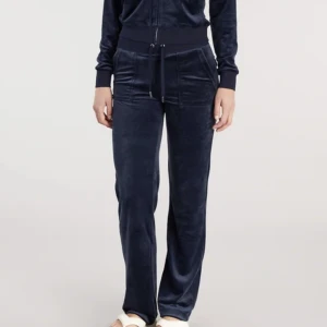 Juicy Couture Byxor - Säljer mina Juicy Couture Byxor i färgen ”Night sky” då dom inte kommer till användning. Jag är 162 och dom är perfekta i längden. Inga difekter på dom alls. Priset går att diskutera vid snabb affär. Köparen står för frakt (25kr) 💗