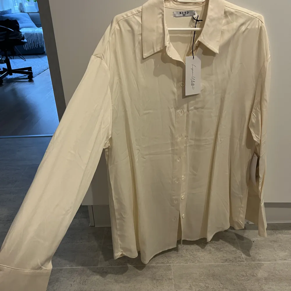 Ny skjorta i ett mjukt skinande material med en oversized passform. Skjortan är från Lojsan Wallins kollektion med NA-KD som är slutsåld på hemsidan. Skjortan finns bara kvar i grön(bifogar bilder) på hemsidan. 68% viskos, 32% polyester. Skjortor.