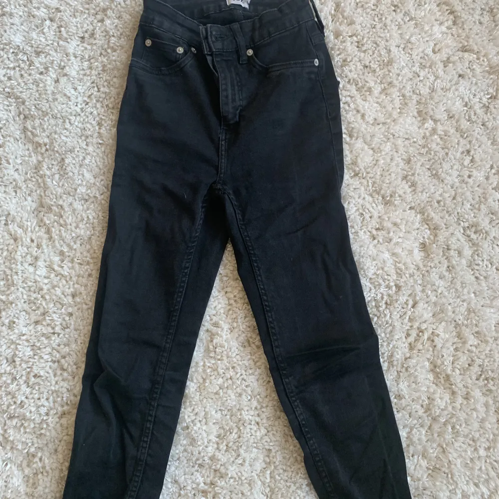 Midwaist skinny jeans från lager 157. Inte använda och har ingen skador eller sånt så är som nya. Köpte för 400 säljer för 200 kr. Skriv om ni undrar något.. Jeans & Byxor.