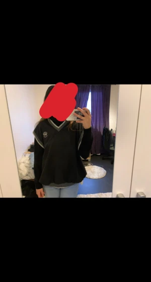 Väst - En helt oanvänd väst från Sunderland Of Scotland i storlek XL. Det lutar sig mer mot det svart blåa hållet Priset kan diskuteras. Köparen står för frakten💕 