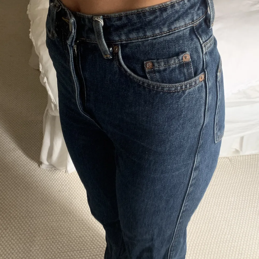 Ett par raka jeans från weekday i modellen rowe storlek 25/30 . Jeans & Byxor.