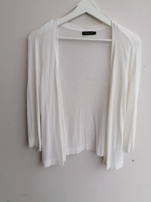 En fin sommartröja!!  - En fin och tunn tröja att ha på sig på sommaren. Använd en gång.