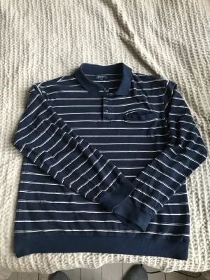 90s långärmad piké  - Mysig tröja med nice fit. Står 2Xl men är snarare L-Xl. Bra skick, 