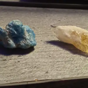 Två olika kristall halsband, jättefina och äkta kristall. Den gulaktiga är citrin och är lite osäker på den blå men det kan jag kolla upp