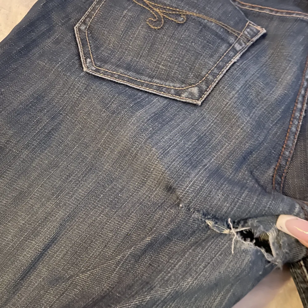 Säljer mina lågmidjade jeans köpta på secondhand få dom aldrig används. Vet inte vart dom är ifrån från början. Dom har en skada nedanför ena bakfickan.. Jeans & Byxor.