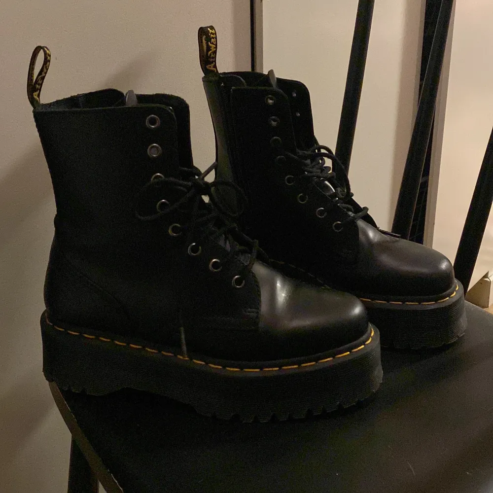 Dr.martens i modellen Jadon. Använt Max 3 gånger och ser ut som nya, är inte ens in gådda till min fot.  Nypris 2400, säljer för 2000.  Skickar fler bilder vid intresse! . Skor.