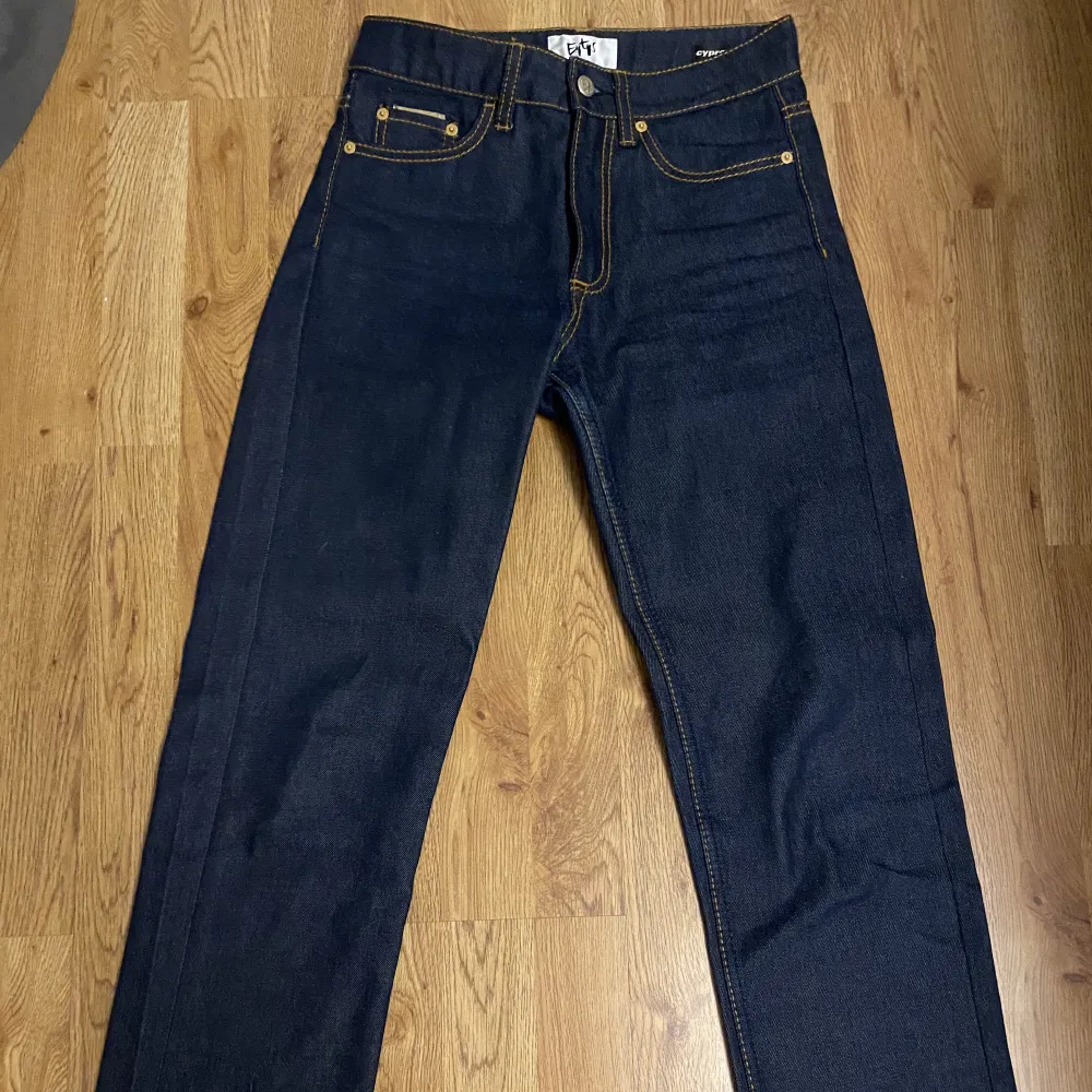 Säljer mina eytys jeans då dom aldrig kommit till användning pågrund av att de inte är min stil. Nypris 1700 säljer för 500. Kvitto finns! Storlek 28/34, motsvarar ungefär 26-27 då dom är väldigt små i storleken. . Jeans & Byxor.