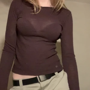 Lila tröja - En lila/vinröd lite genomskinlig tröja, från Marc O’Polo