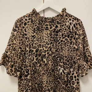 Bekväm och skitsnygg blus - En supercool blus. Väldigt skön och bekväm samtidigt som den är snygg. Använd ett fåtal gånger så i ett väldigt bra skick. Den har en knytning bak i nacken. Det finns också en liten volang runt nacken som är en mycket fin detalj! 