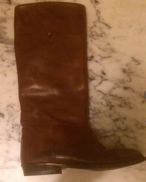 Etienne Aigner, bruna stövlar, boots, vintage, retro, skinn, läder, strl 38 - Märket: Etienne Aigner Vintage, retro i bra skick Strl 38  Du kan också hämta varan hos mig istället att jag skickar till dig. Jag bor på Hornstull och på det sättet betalar du inte för frakten.