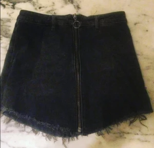 BikBok, Bik Bok, strl XS, jeanskjol svart, minikjol i denim - - denim - XS - sliten stil  Du kan också hämta varan hos mig istället att jag skickar till dig. Jag bor på Hornstull och på det sättet betalar du inte för frakten.