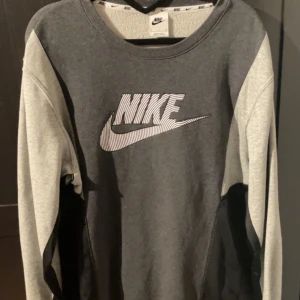 Nike tröja storlek s - Säljer denna Nike tröja då jag inte har användning av den, tröjan är knappt oanvänd och är i utmärkt skick.