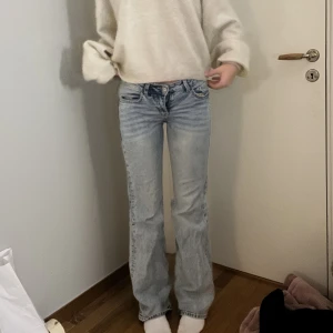 Jeans - Säljer dessa jeans för att de inte kommer till användning längre! Dem sitter bra på mig som är 165! Köptes i somras! (Ignorera att jag har glömde stänga gylfen men det var för att jag håller på och att fota massa olika)