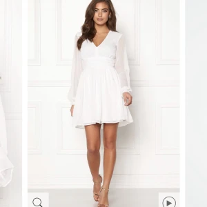 Studentklänning - Så fin klänning till studenten💗 superfina ärmar och knyte i midjan!! Använd en gång så i väldigt bra skick, köpt för 699kr på bubbleroom💗