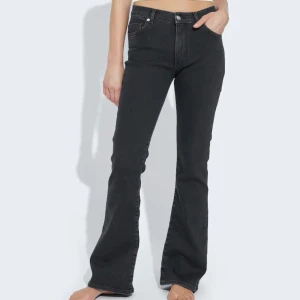 Lågmidjade jeans - Lågmidjade flare jeans från bikbok. Använda ett fåtal gånger då dom var lite små för mig😊. Köpta för 599kr. Spegeln är fläckig inte byxorna!