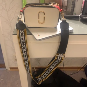 Marc Jacobs - Märkes väska som är en Marc Jacobs ❤️i väldigt fint skick och tyder fortfarande på ny❤️inte använd så mkt därför säljs den. Nypris 4600