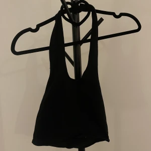 Topp  - Topp som går att knyta på olika sätt. Köpt på plick💕