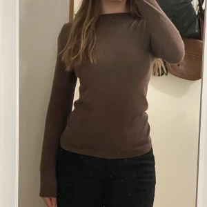 Skims liknande tröja 🤎 - Intressekoll ⭐️Skims liknande tröja i brunt som följer kroppen, stretchigt och skönt material! 🤎 I nyskick 💘 Passar XS/S