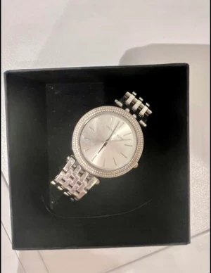Michael kors klocka - silver - Bara använd ett fåtal gånger,  box ingår. Nypris 2700 - mitt pris 500kr.  Hittar dock inte länkarna efter flytten  som jag tagit bort för att göra klockan mindre. Men går att fixa om man köper till.