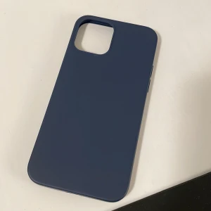 Iphone 12 pro mobilskal blå - Helt ny, har legat oanvänd hemma. Färgen är väldigt mörkblå. Orginalpris 100 kronor! Säljer för halva