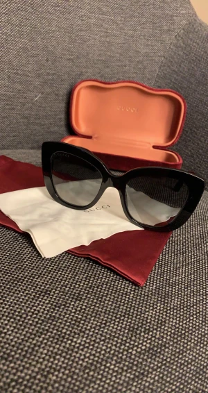 Gucci glasögon - FRI FRAKT  - Kvitto och allt medföljer  Köpt på mister spex i Stockholm.  kostar idag runt 3000kr.  Finns att hämta i Tullinge  / kan posta med postnord spårbart frakt (köparen står för frakten)