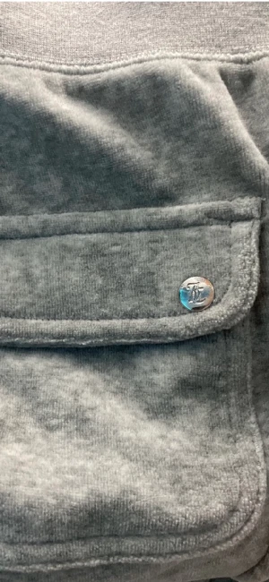 Juicy couture - Hej säljer mina juciy eftersom att jag inte använder dom har ungefär använt dom 3 gånger