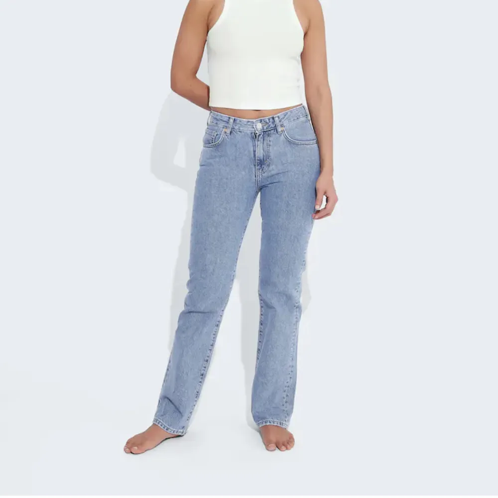 Hej! Jag säljer mina blåa Low Straight 550 jeans då jag inte har användning för dem!  Använt 2 gånger bara så dom är nyskick!😊 Köpte dem för 599kr men säljer för rimligt  pris. Byxorna har väldigt fin passform, sitter jätte bra i midjan och runt rumpan.. Jeans & Byxor.