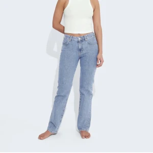 Bikbok Jeans  - Hej! Jag säljer mina blåa Low Straight 550 jeans då jag inte har användning för dem!  Använt 2 gånger bara så dom är nyskick!😊 Köpte dem för 599kr men säljer för rimligt  pris. Byxorna har väldigt fin passform, sitter jätte bra i midjan och runt rumpan.