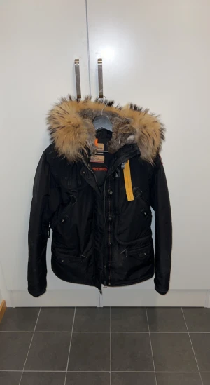 Parajumper vinterjacka  - Jackan är slim fit, i gott skick, kvitto finns och den är knappt använd då jag alltid tycker att det är för varmt med vinterjacka.