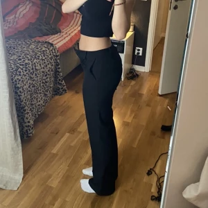 Kostymbyxor bikok  - Svarta kostymbyxor köpa på bikbok för några år sedan. Superfina men tyvärr för små i midjan på mig! ☹️  Storlek 34, passar mig perfekt i längd på mig som är 167