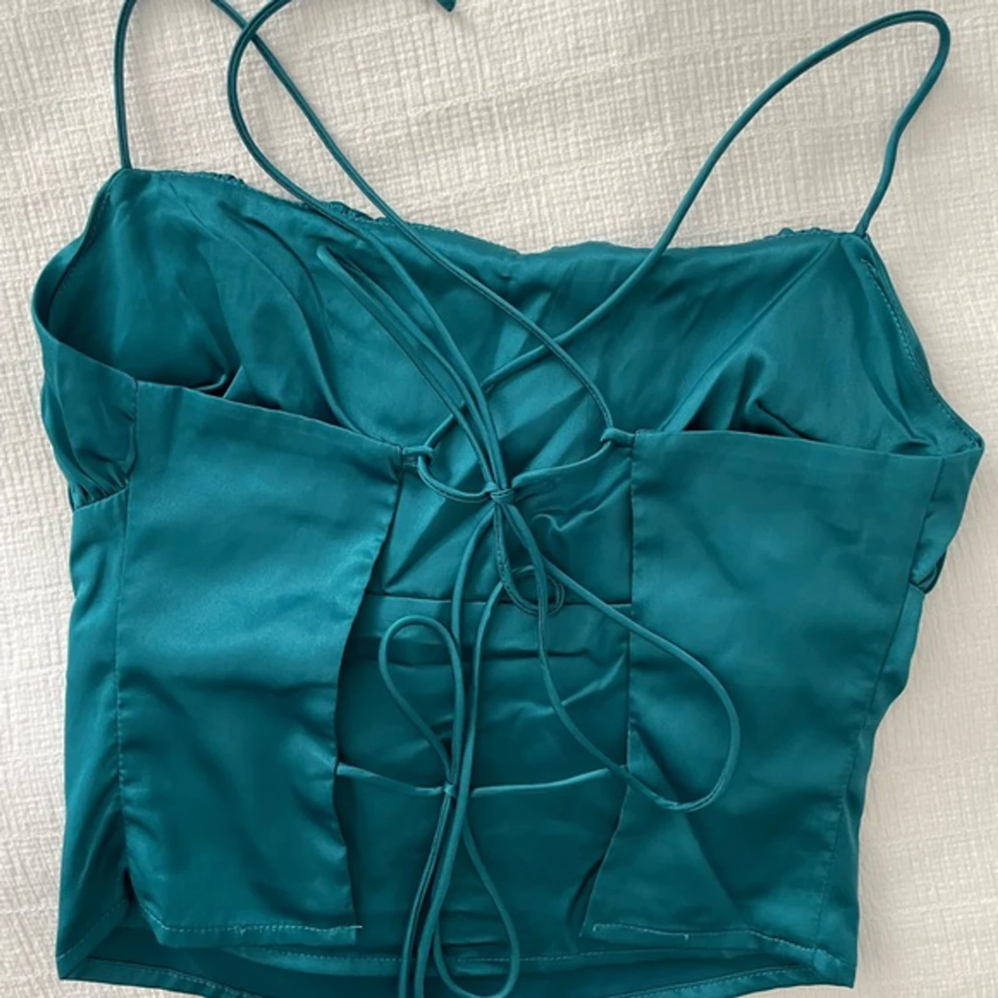 Superdown/revolve topp turkos knytrygg - 90