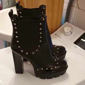 FIN FORADRAT BOOTS  - Användade en gång och passar till allt. Passar stk 39 och de är slut såld 